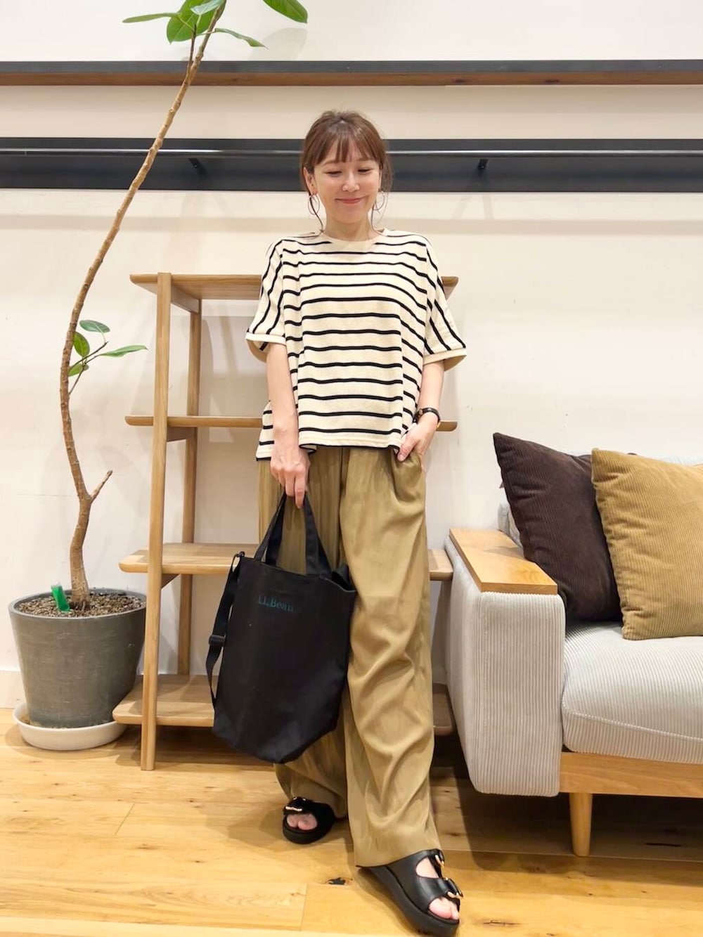 「doors、低身長コーデ、40代、骨格ストレート、イエベ春、ストレート×イエベ春、ストレート×イエベ、私の選ぶセールアイテム25ss、洒落見えイージーパンツ×サンダル」｜「RODE SKOのダブルベルテッドサンダル（サンダル、ブラック系）」を使った、+++ゆき+++さん（レディース・151cm）の夏コーディネートの4枚目の写真