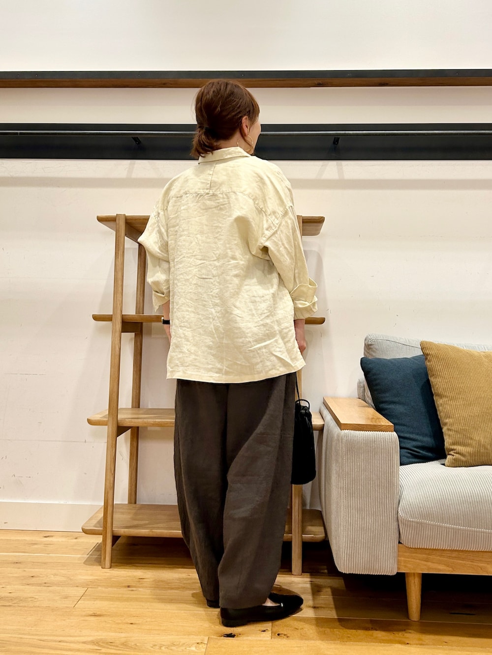 イエロー系のシャツ/ブラウス、グレー系のその他パンツ、ブラック系のショルダーバッグを着用したレディースの春コーディネートの2枚目の写真