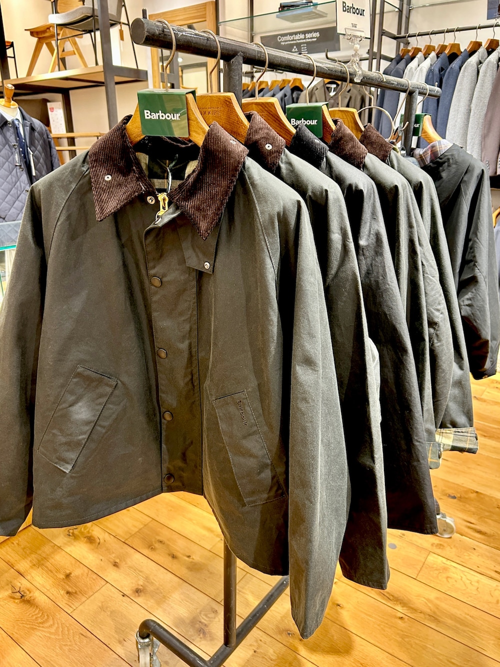 グリーン系のその他アウター、オレンジ系のニット/セーターを着用したレディースの秋コーディネートの2枚目の写真