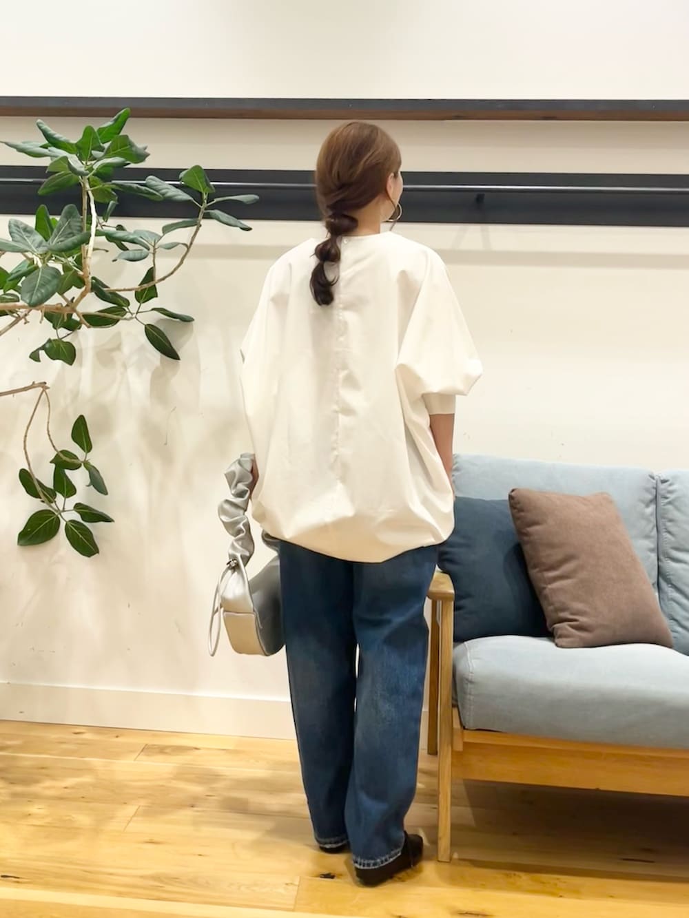 ホワイト系のシャツ/ブラウス、ブラック系のハンドバッグ、ブラック系のその他シューズを着用したレディースの秋コーディネートの3枚目の写真