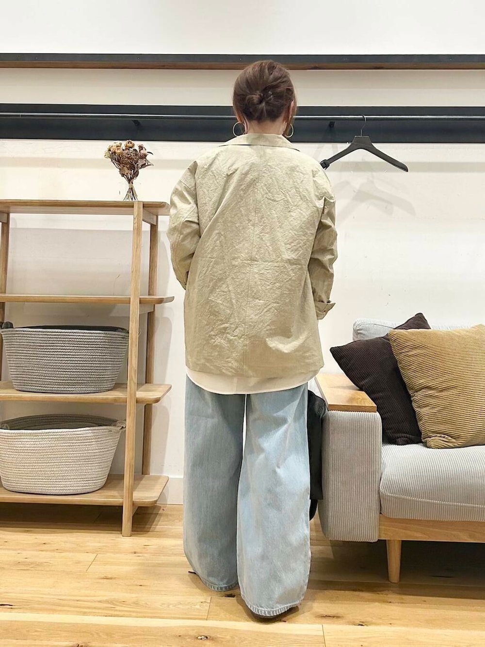 「doors、低身長コーデ、40代、骨格ストレート、イエベ春、ストレート×イエベ春、ストレート×イエベ、私の推しデニムスタイル、春色ニットコーデ」｜「RODE SKOのタッセル軽量2WAYシンプルトートバッグ（トートバッグ、ブラック系）」を使った、+++ゆき+++さん（レディース・151cm）の春コーディネートの3枚目の写真