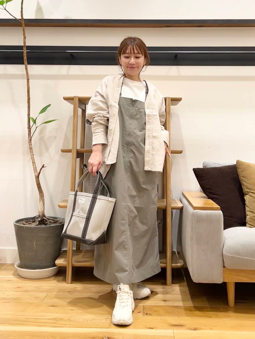 「doors、低身長コーデ、40代、骨格ストレート、イエベ春、ストレート×イエベ春、ストレート×イエベ、シャツが主役の春コーデ」｜「NIKEのNIKE　TC7900（スニーカー、ホワイト系）」を使った、+++ゆき+++さん（レディース・151cm）の春コーディネートの5枚目の写真