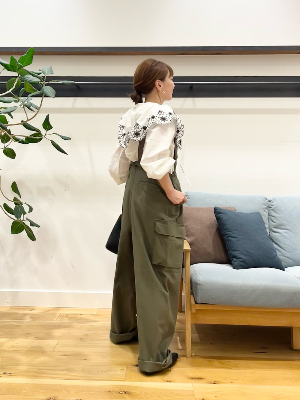 ホワイト系のシャツ/ブラウス、グリーン系のカーゴパンツ、ブラック系のその他シューズを着用したレディースの秋コーディネートの3枚目の写真