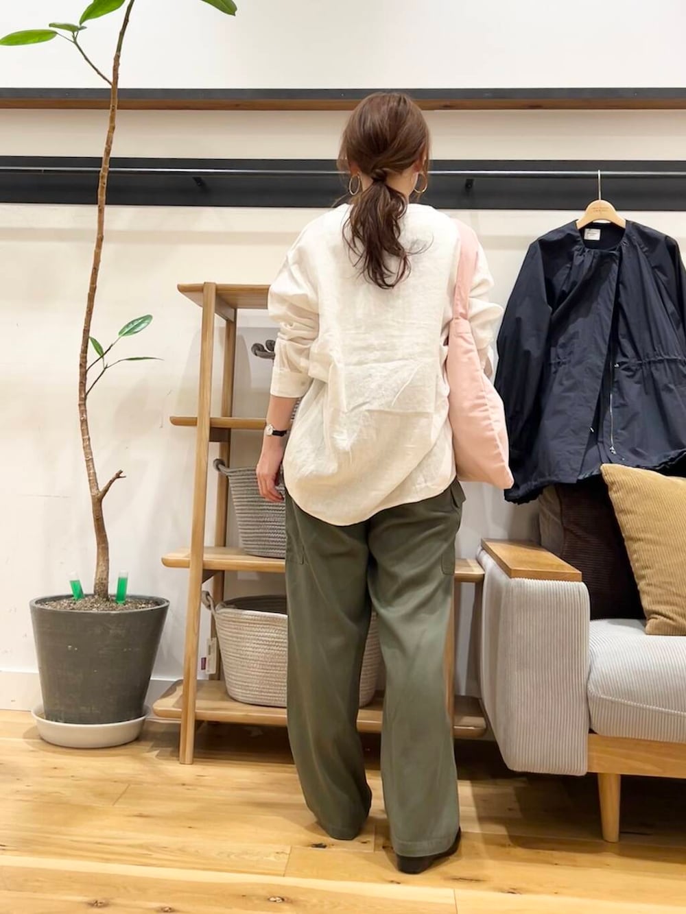 「doors、低身長コーデ、40代、骨格ストレート、イエベ春、ストレート×イエベ春、ストレート×イエベ、シャツが主役の春コーデ」|「RODE SKOの『MADE IN JAPAN』スクエアトゥメリージェーンシューズ(バレエシューズ、ブラック系)」を使った、+++ゆき+++さん(レディース・151cm)の春コーディネートの3枚目の写真