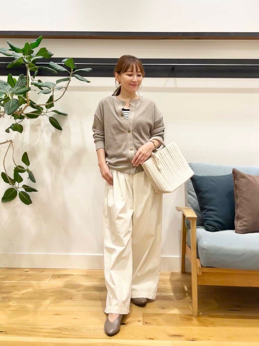 ホワイト系のタンクトップ、ベージュ系のパンプス、グレー系のカーディガン/ボレロを着用したレディースの夏コーディネートの4枚目の写真