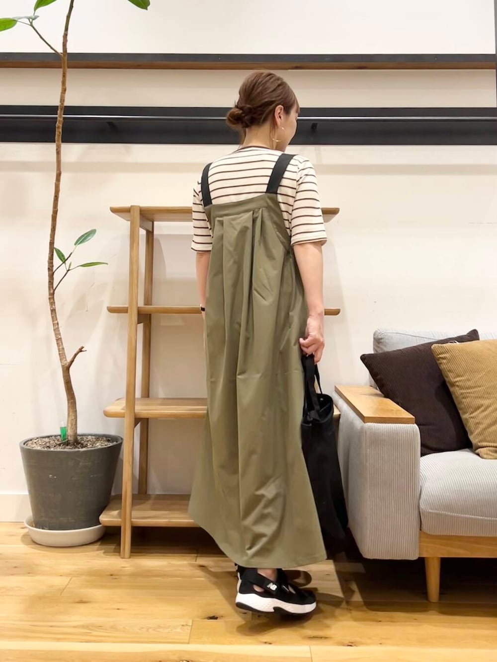 「doors、低身長コーデ、フェスコーデ、40代、骨格ストレート、イエベ春、ストレート×イエベ春、ストレート×イエベ」｜「URBAN RESEARCH DOORSの『WEB/一部店舗限定カラー』『UR TECH POLIsh POLI』ワークジャンスカ（ワンピース、グリーン系）」を使った、+++ゆき+++さん（レディース・151cm）の春コーディネートの4枚目の写真