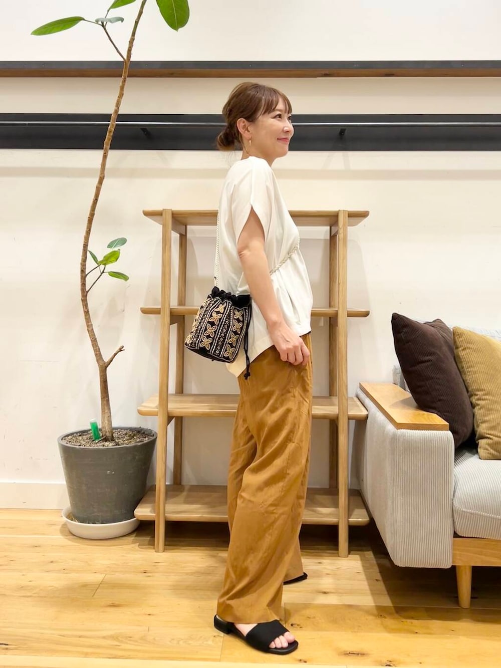 「doors、低身長コーデ、40代、骨格ストレート、イエベ春、ストレート×イエベ春、ストレート×イエベ、一枚で決まるtシャツ」｜「URBAN RESEARCH DOORSのコットンバックタックフレンチプルオーバー（Tシャツ/カットソー、ホワイト系）」を使った、+++ゆき+++さん（レディース・151cm）の夏コーディネートの5枚目の写真