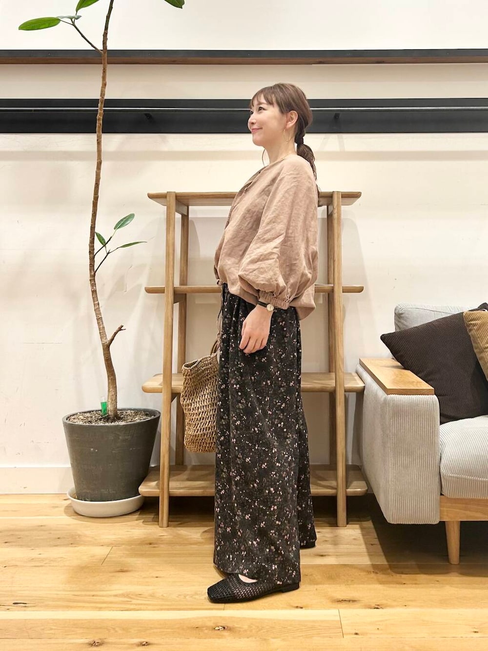 「doors、低身長コーデ、40代、骨格ストレート、イエベ春、ストレート×イエベ春、即戦力ブラウスコーデ、ストレート×イエベ、初夏のお出掛けコーデ」|「RODE SKOのウッドハンドルペーパーバッグ(トートバッグ、ベージュ系)」を使った、+++ゆき+++さん(レディース・151cm)の春コーディネートの2枚目の写真