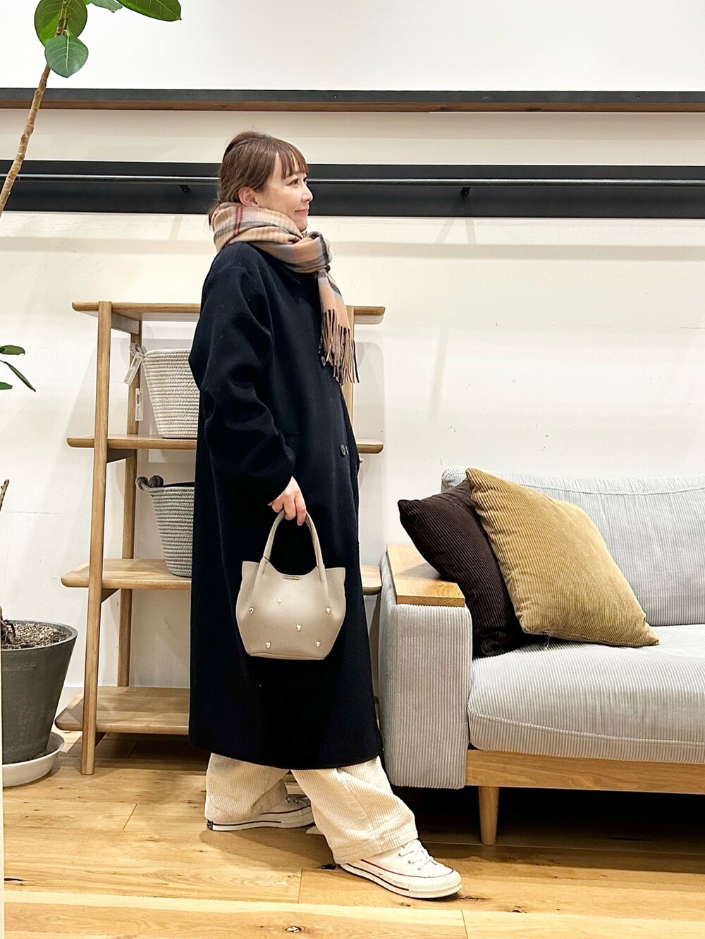 レッド系のニット/セーター、ブラック系のショルダーバッグ、ホワイト系のその他パンツを着用したレディースの冬コーディネートの7枚目の写真