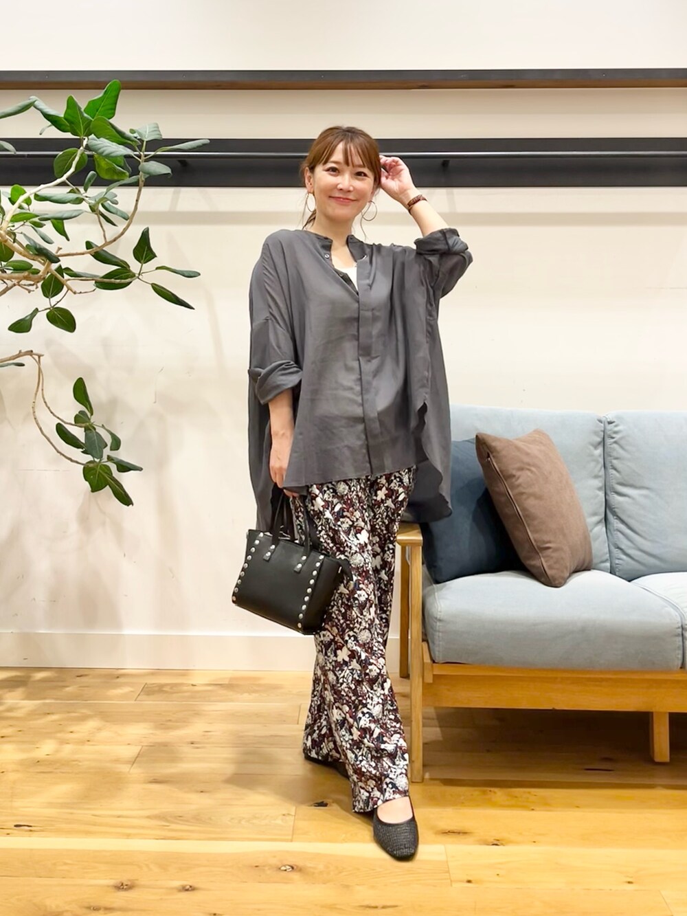グレー系のシャツ/ブラウス、レッド系のその他パンツ、ブラック系のパンプスを着用したレディースの秋コーディネートの2枚目の写真