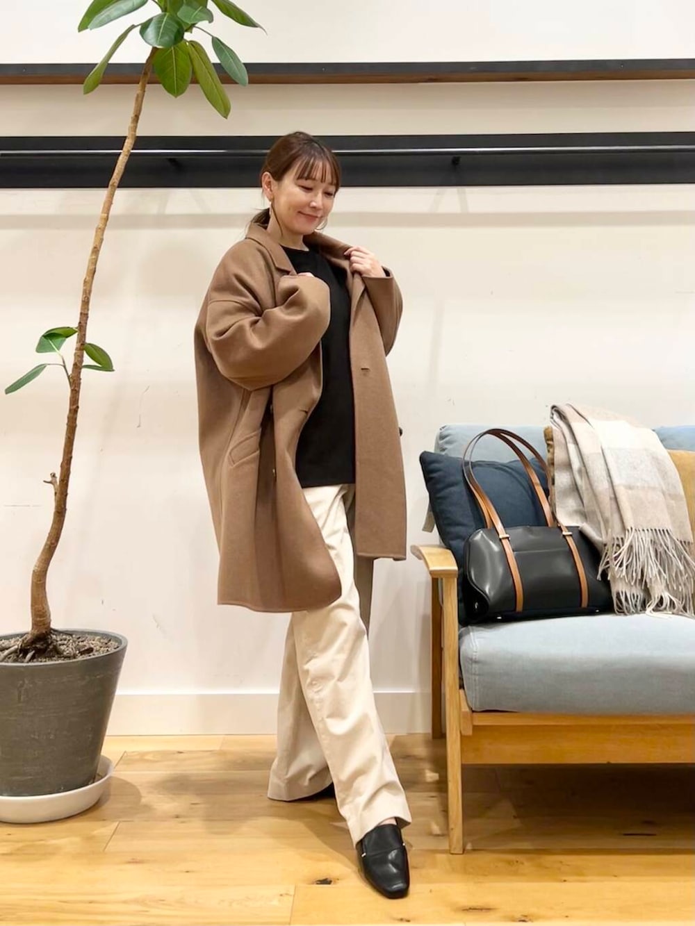 ブラック系のローファー、ブラウン系のその他アウター、ホワイト系のその他パンツを着用したレディースの冬コーディネートの5枚目の写真