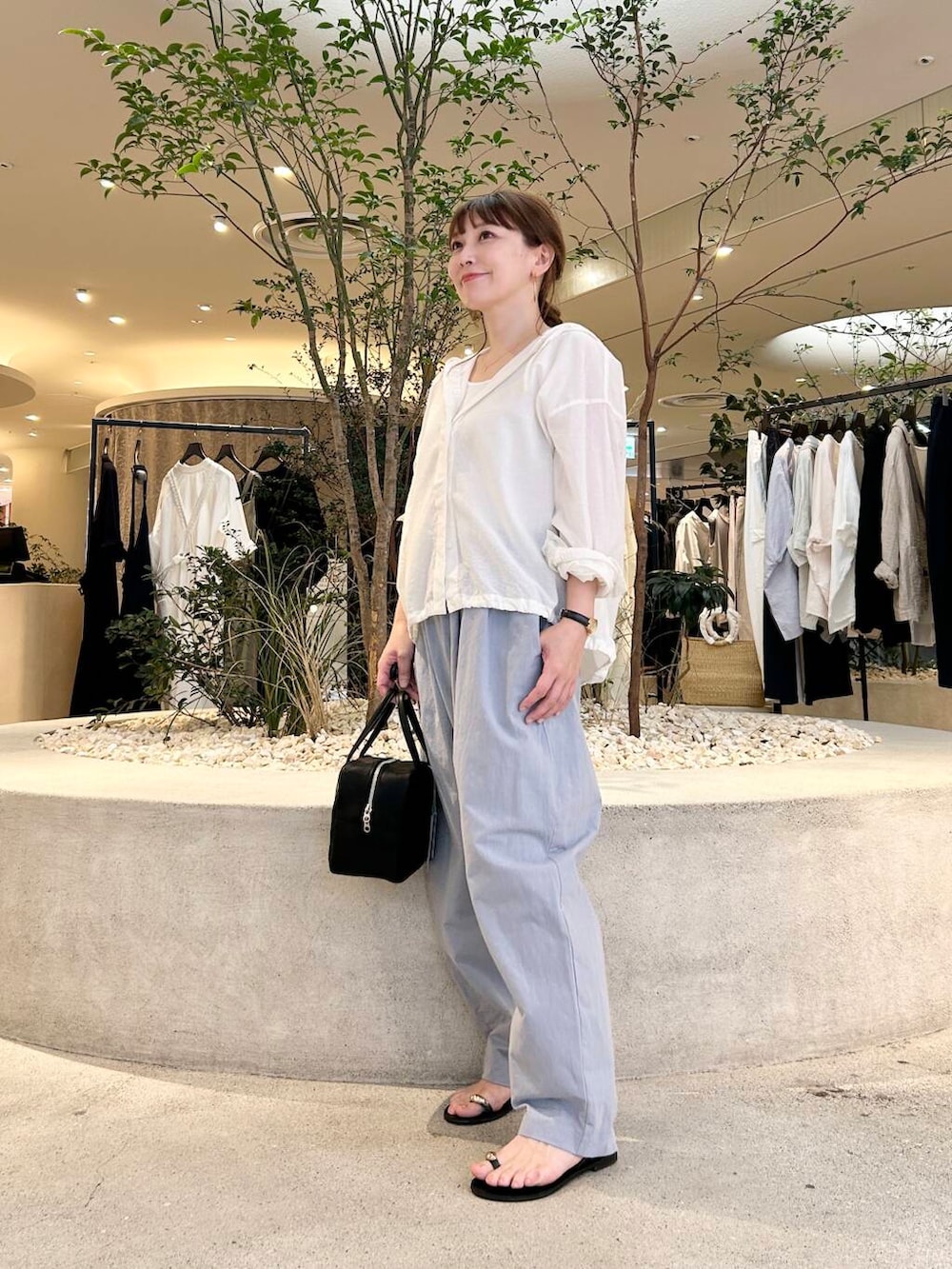 「シャツスタイル、doors、低身長コーデ、40代、骨格ストレート、イエベ春、ストレート×イエベ春、ストレート×イエベ、洒落見えイージーパンツ×サンダル」｜「NICOLAS LAINASの『別注』NICOLAS LAINAS×URBAN RESEARCH　リングサンダル（サンダル、ブラック系）」を使った、+++ゆき+++さん（レディース・151cm）の夏コーディネートの3枚目の写真