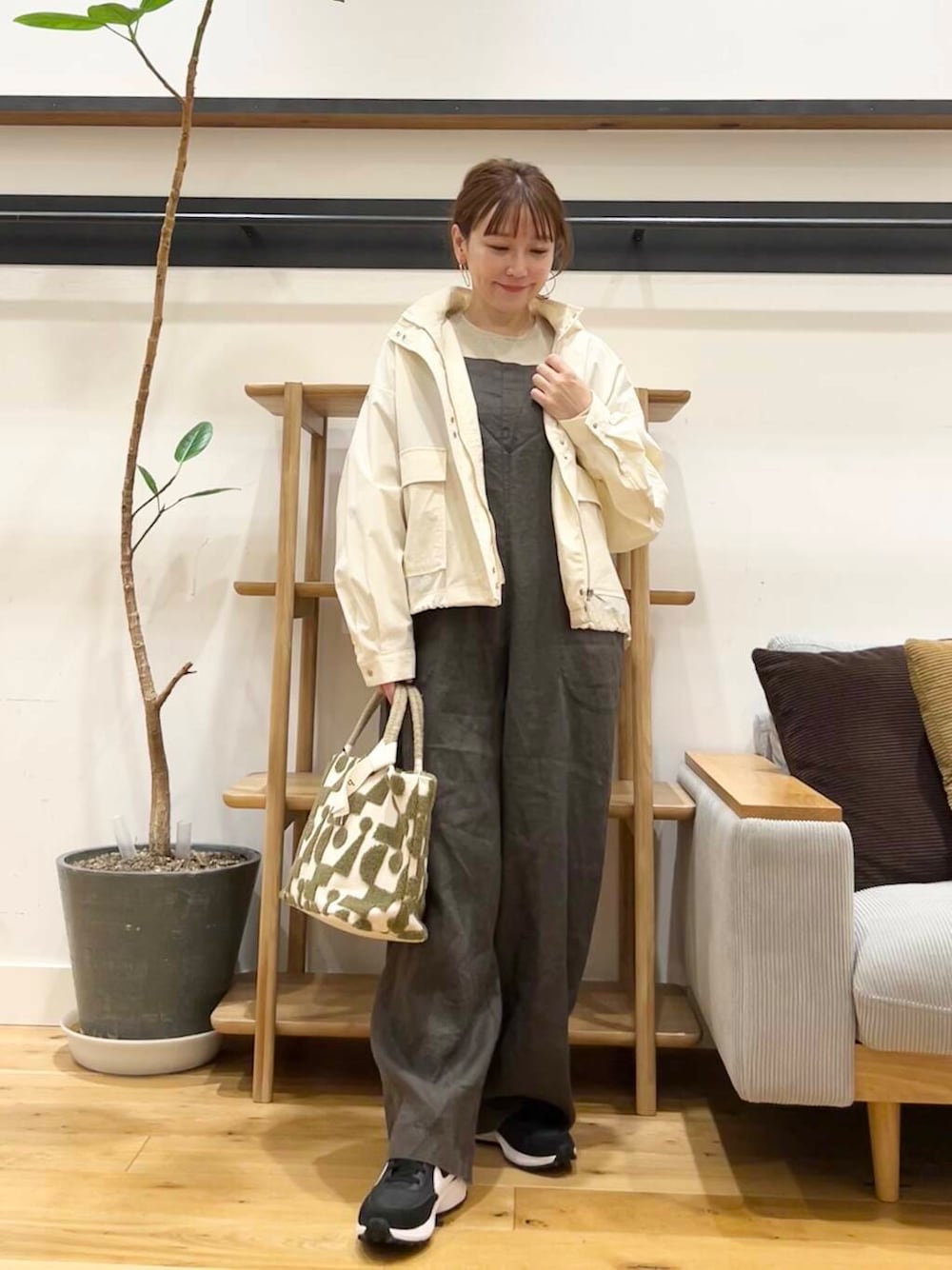 「doors、低身長コーデ、40代、骨格ストレート、イエベ春、ストレート×イエベ春、最旬スニーカーコーデ、ストレート×イエベ」｜「URBAN RESEARCH DOORSのショート丈マウンテンパーカー（マウンテンパーカー、ホワイト系）」を使った、+++ゆき+++さん（レディース・151cm）の春コーディネートの6枚目の写真