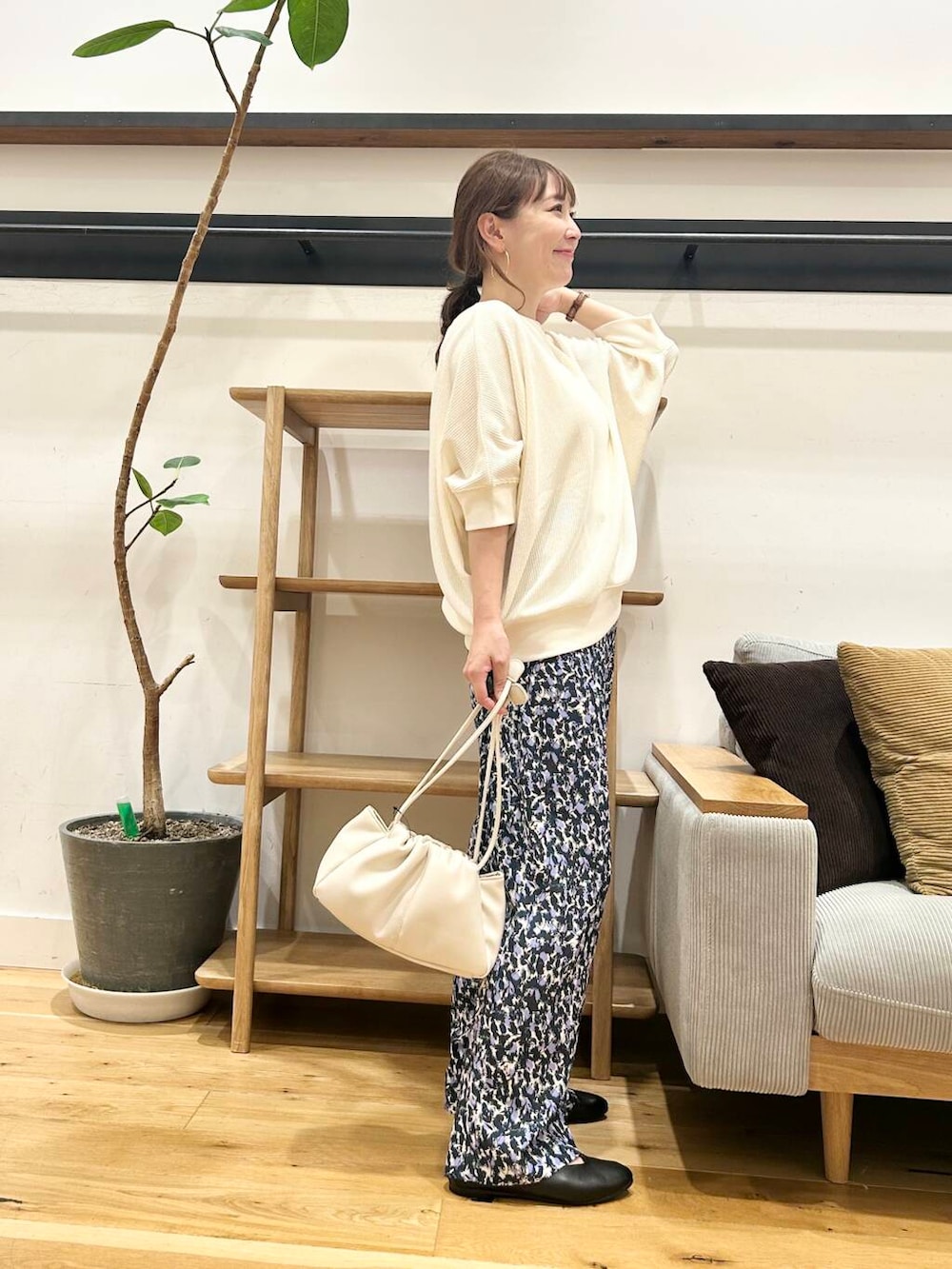「doors、低身長コーデ、40代、骨格ストレート、イエベ春、ストレート×イエベ春、今から使える秋の先取りコーデ、ストレート×イエベ」｜「URBAN RESEARCH DOORSの2WAY巾着ショルダーバッグ（ショルダーバッグ、ホワイト系）」を使った、+++ゆき+++さん（レディース・151cm）の夏コーディネートの2枚目の写真