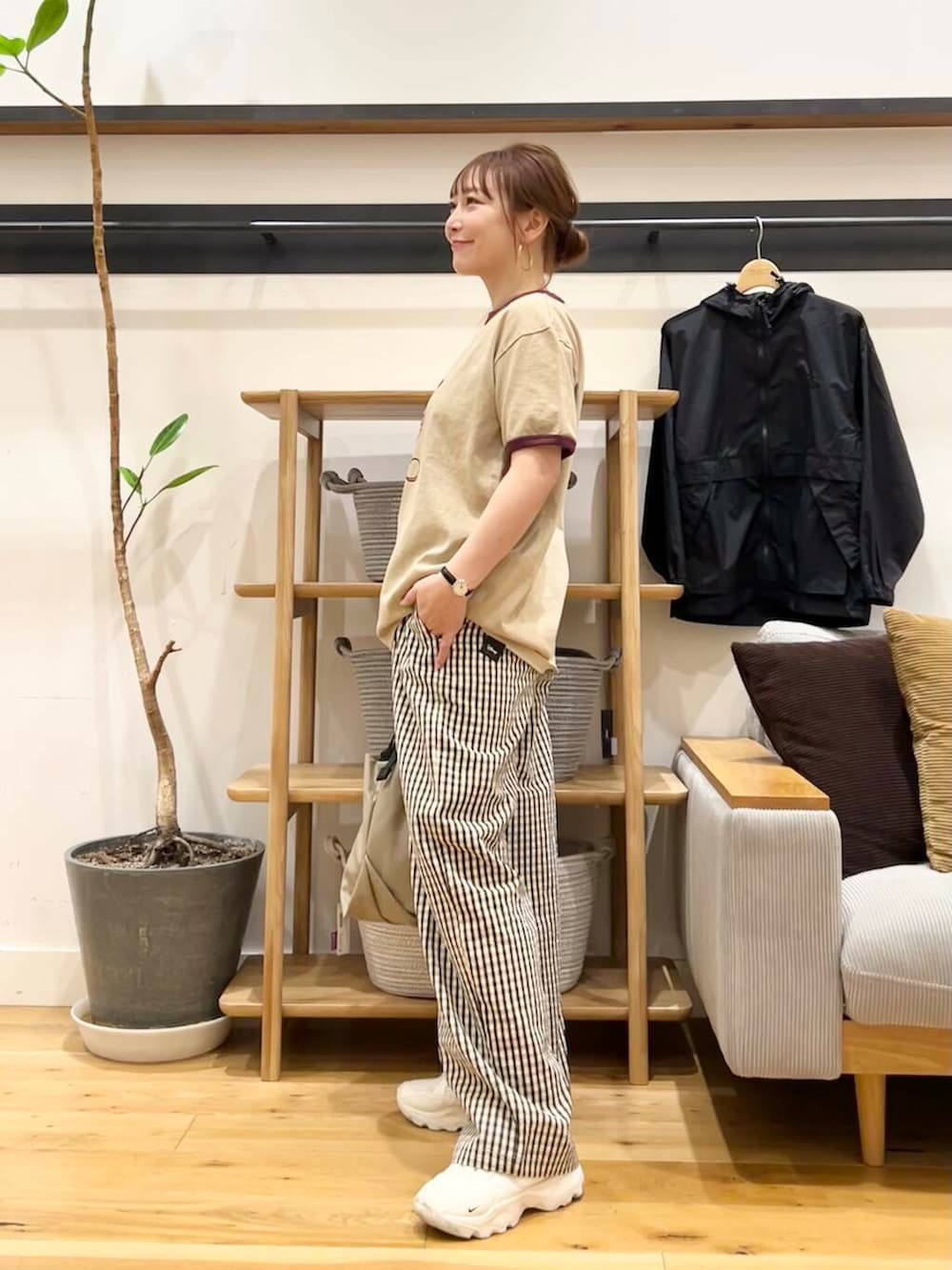 「doors、低身長コーデ、40代、春カラーコーデ、骨格ストレート、イエベ春、ストレート×イエベ春、ストレート×イエベ、春のジャケットスタイル」｜「URBAN RESEARCH DOORSのチェックギャザーイージーパンツ（その他パンツ、ベージュ系）」を使った、+++ゆき+++さん（レディース・151cm）の春コーディネートの8枚目の写真