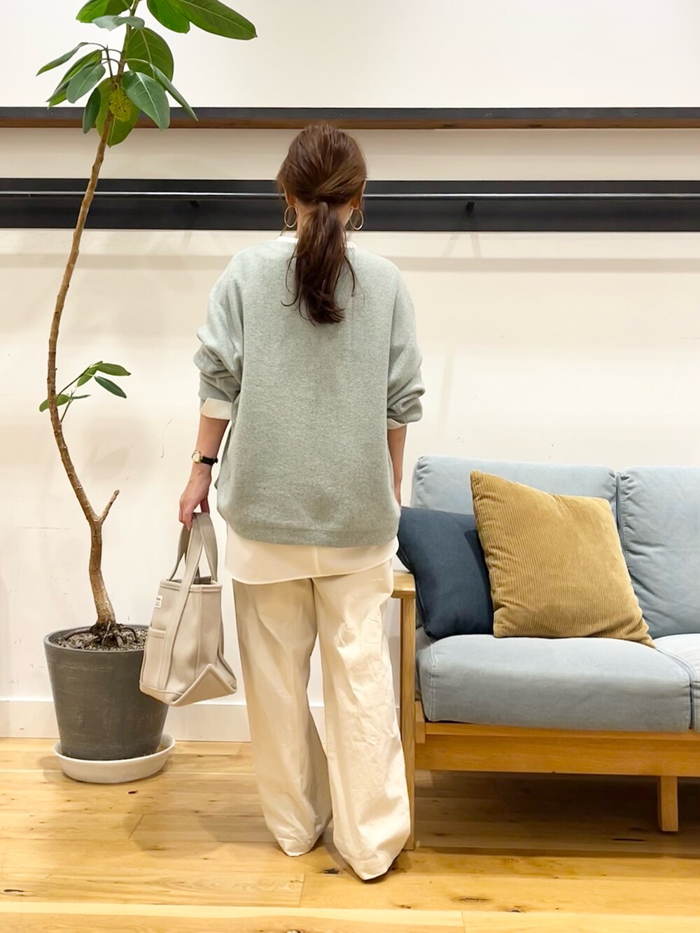 ピンク系のニット/セーター、ベージュ系のデニムパンツを着用したレディースの秋コーディネートの4枚目の写真