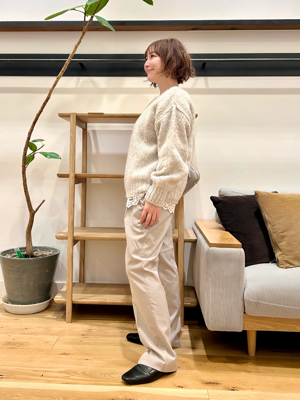 グレー系のニット/セーター、ホワイト系のTシャツ/カットソー、ベージュ系のその他パンツを着用したレディースの秋コーディネートの5枚目の写真