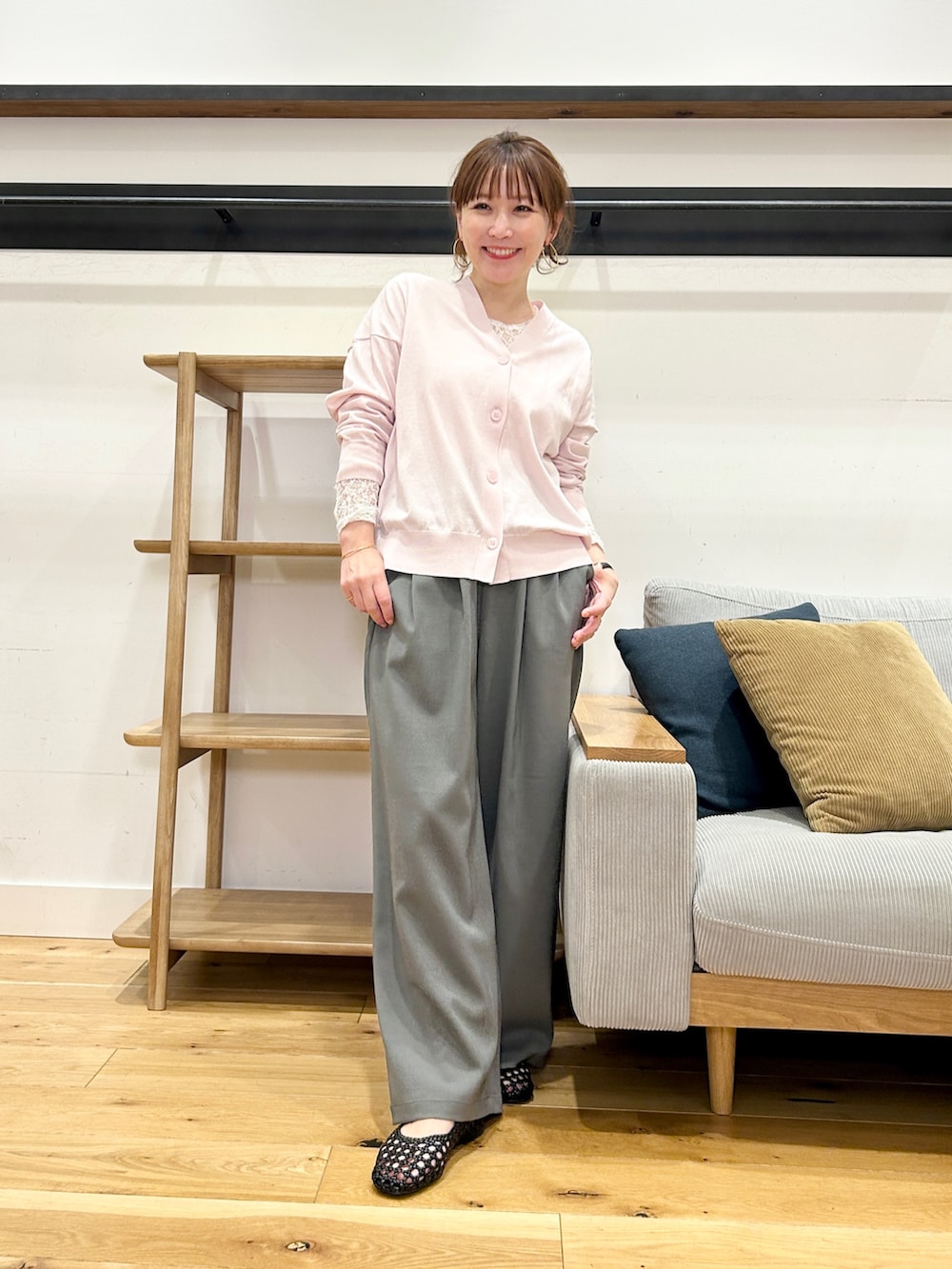 ピンク系のカーディガン/ボレロ、グレー系のその他パンツ、ブラック系のサンダルを着用したレディースの春コーディネートの2枚目の写真