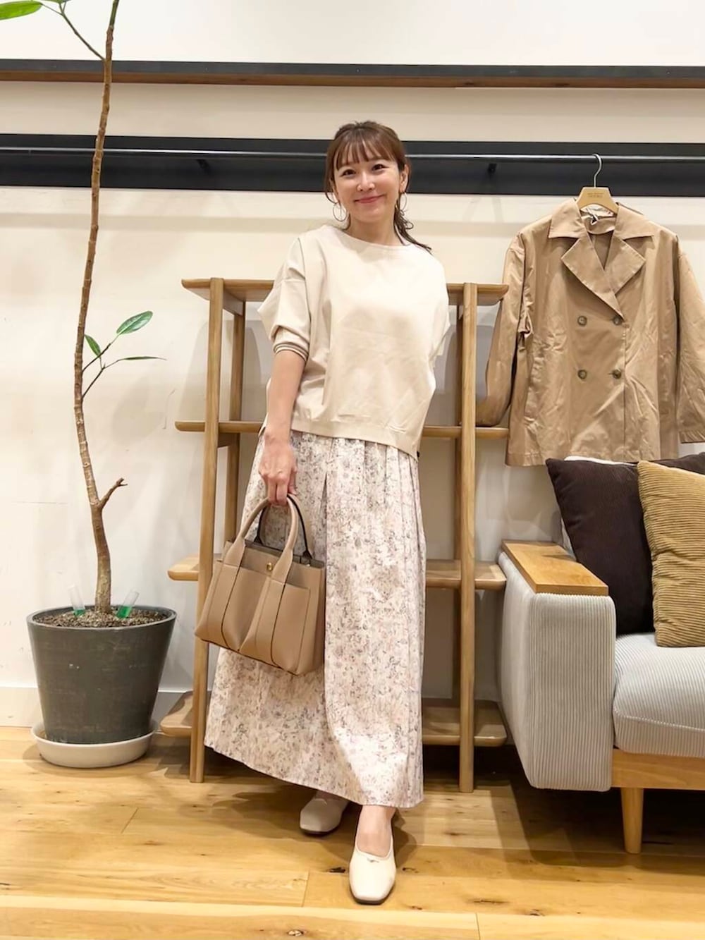 「doors、低身長コーデ、40代、骨格ストレート、イエベ春、ストレート×イエベ春、ストレート×イエベ、春のジャケットスタイル」｜「URBAN RESEARCH DOORSのショートダブルコート（その他アウター、ベージュ系）」を使った、+++ゆき+++さん（レディース・151cm）の春コーディネートの2枚目の写真