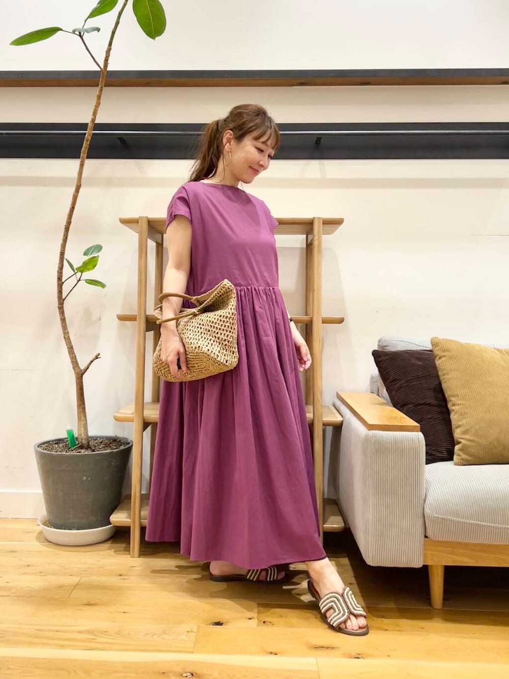 「doors、低身長コーデ、40代、骨格ストレート、イエベ春、ストレート×イエベ春、ストレート×イエベ、トレンドシアーアイテム」｜「RODE SKOのウッドハンドルペーパーバッグ（トートバッグ、ベージュ系）」を使った、+++ゆき+++さん（レディース・151cm）の夏コーディネートの5枚目の写真