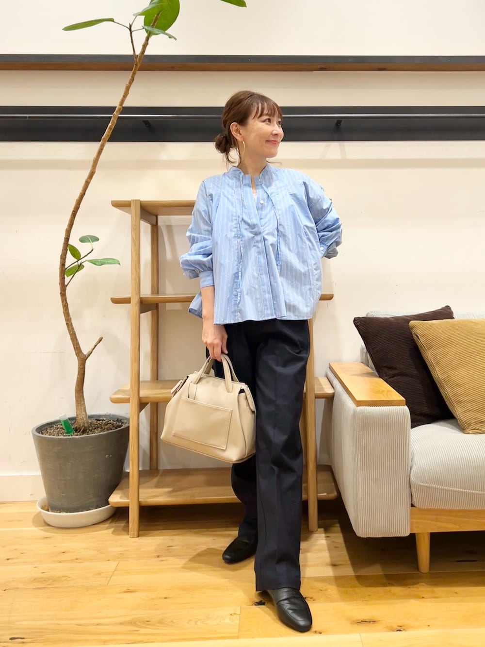 「初秋のパンツスタイル、大人コーデ、今から使える秋の先取りコーデ、オトナカジュアル、イエベ、イエベ春、骨格ストレート」｜「URBAN RESEARCH DOORSのストライプリボンフレアブラウス（シャツ/ブラウス、ブルー系）」を使った、+++ゆき+++さん（骨格ストレート・レディース・151cm）の秋コーディネートの3枚目の写真