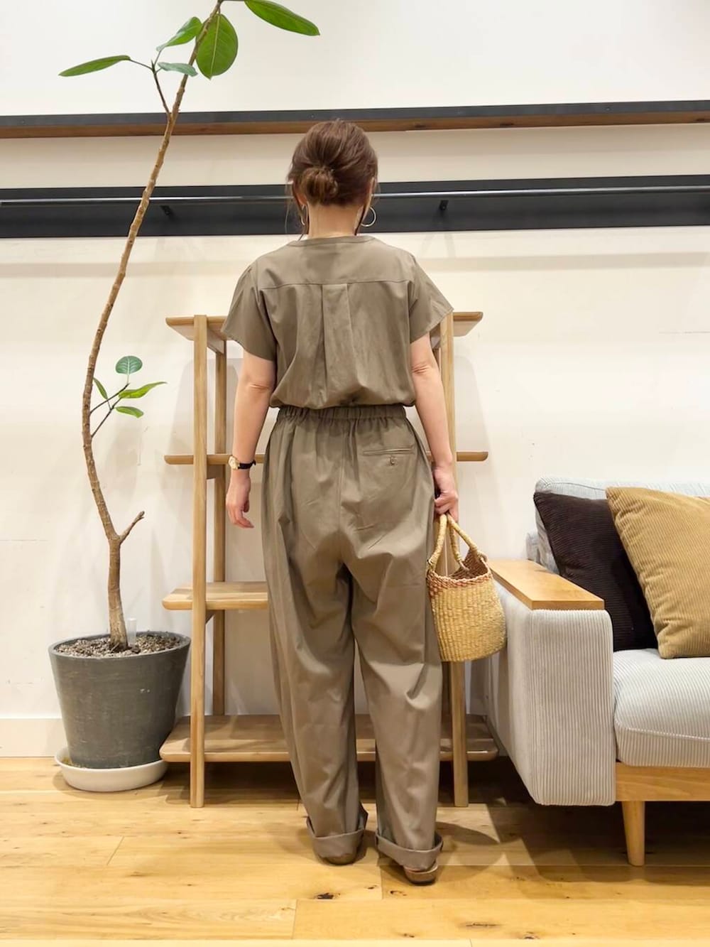 「doors、低身長コーデ、40代、骨格ストレート、イエベ春、ストレート×イエベ春、ストレート×イエベ、リネン着こなし術」｜「URBAN RESEARCH DOORSのリネンMIXコンビネゾン（サロペット/オーバーオール、ブラウン系）」を使った、+++ゆき+++さん（レディース・151cm）の夏コーディネートの4枚目の写真