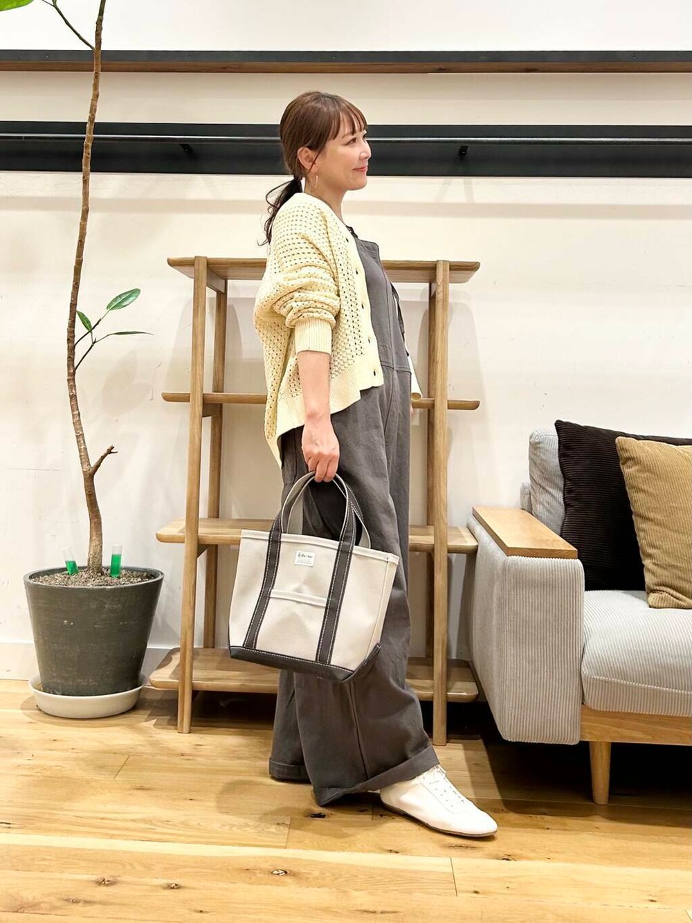 「doors、低身長コーデ、40代、骨格ストレート、イエベ春、ストレート×イエベ春、ストレート×イエベ、初夏のお出掛けコーデ」|「URBAN RESEARCH DOORSのコットンバッククロスサロペット(サロペット/オーバーオール、グレー系)」を使った、+++ゆき+++さん(レディース・151cm)の春コーディネートの4枚目の写真