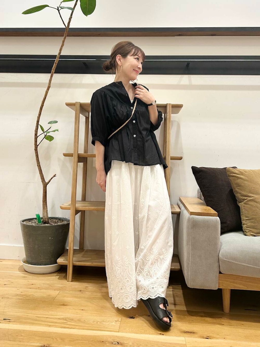 「シャツスタイル、doors、低身長コーデ、40代、骨格ストレート、イエベ春、ストレート×イエベ春、ストレート×イエベ、私が選ぶセールアイテム25ss」｜「URBAN RESEARCH DOORSのミニカゴショルダーバッグ（ショルダーバッグ、ベージュ系）」を使った、+++ゆき+++さん（レディース・151cm）の夏コーディネートの3枚目の写真