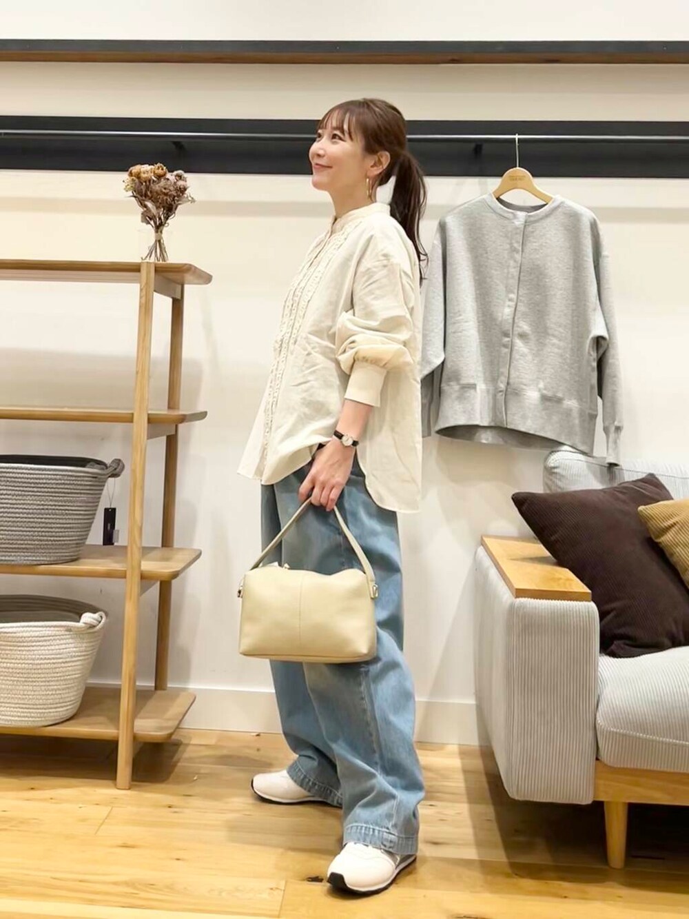 ホワイト系のシャツ/ブラウス、ブルー系のデニムパンツ、グレー系のカーディガン/ボレロを着用したレディースの冬コーディネートの3枚目の写真