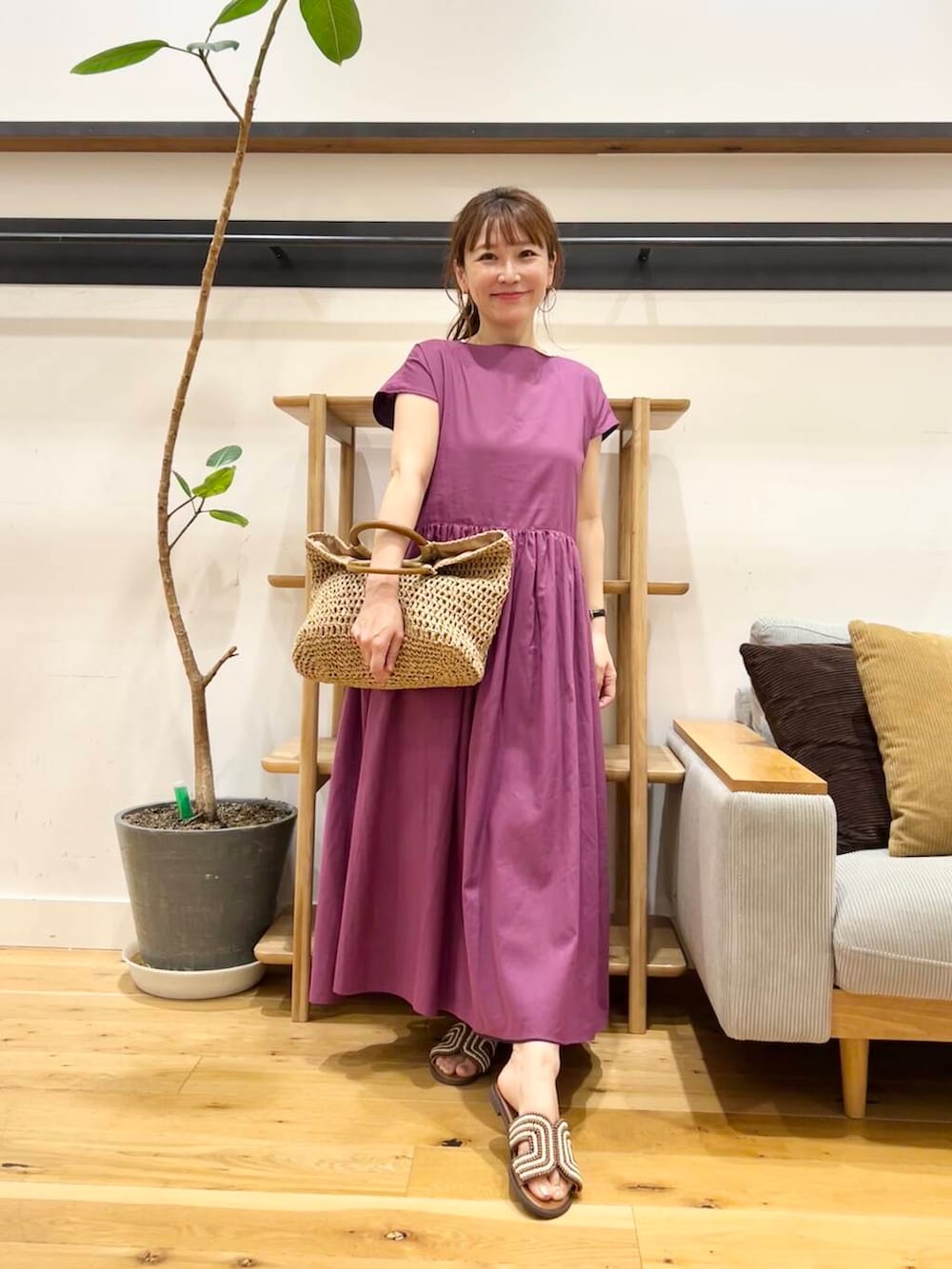 「doors、低身長コーデ、40代、骨格ストレート、イエベ春、ストレート×イエベ春、ストレート×イエベ、トレンドシアーアイテム」｜「RODE SKOのウッドハンドルペーパーバッグ（トートバッグ、ベージュ系）」を使った、+++ゆき+++さん（レディース・151cm）の夏コーディネートの4枚目の写真
