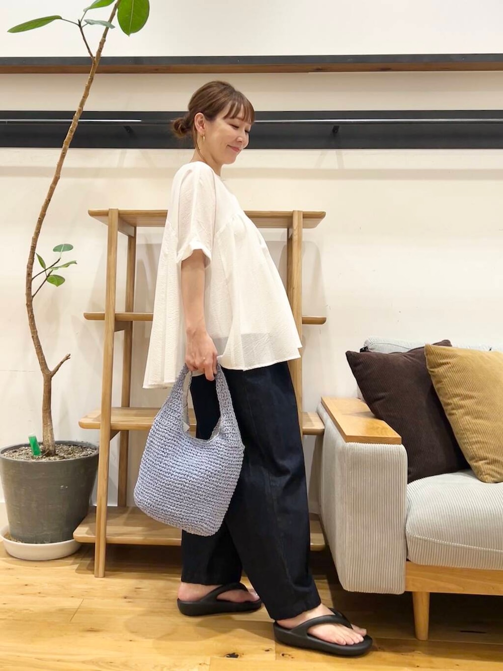 「doors、低身長コーデ、40代、骨格ストレート、イエベ春、ストレート×イエベ春、ストレート×イエベ、洒落見えイージーパンツ×サンダル、私が選ぶセールアイテム25ss」｜「RODE SKOのコマ編みペーパートートバッグ（トートバッグ、ブルー系）」を使った、+++ゆき+++さん（レディース・151cm）の夏コーディネートの4枚目の写真