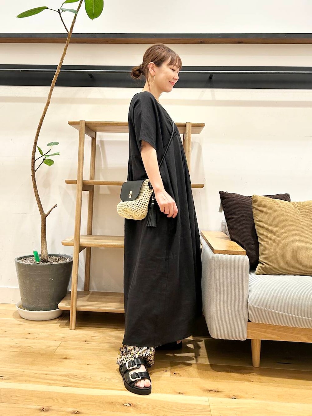 「doors、低身長コーデ、40代、骨格ストレート、イエベ春、ストレート×イエベ春、ストレート×イエベ、洒落見えイージーパンツ×サンダル、私が選ぶセールアイテム25ss」|「RODE SKOのペーパーコンビショルダーバッグ(ショルダーバッグ、ベージュ系)」を使った、+++ゆき+++さん(レディース・151cm)の夏コーディネートの4枚目の写真