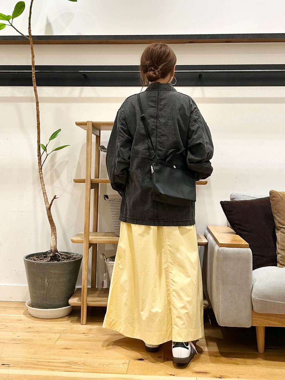 「doors、低身長コーデ、40代、春カラーコーデ、骨格ストレート、イエベ春、ストレート×イエベ春、ストレート×イエベ、新作スニーカーコーデ」｜「adidasのadidas　SAMBA OG（スニーカー、ホワイト系）」を使った、+++ゆき+++さん（レディース・151cm）の春コーディネートの5枚目の写真