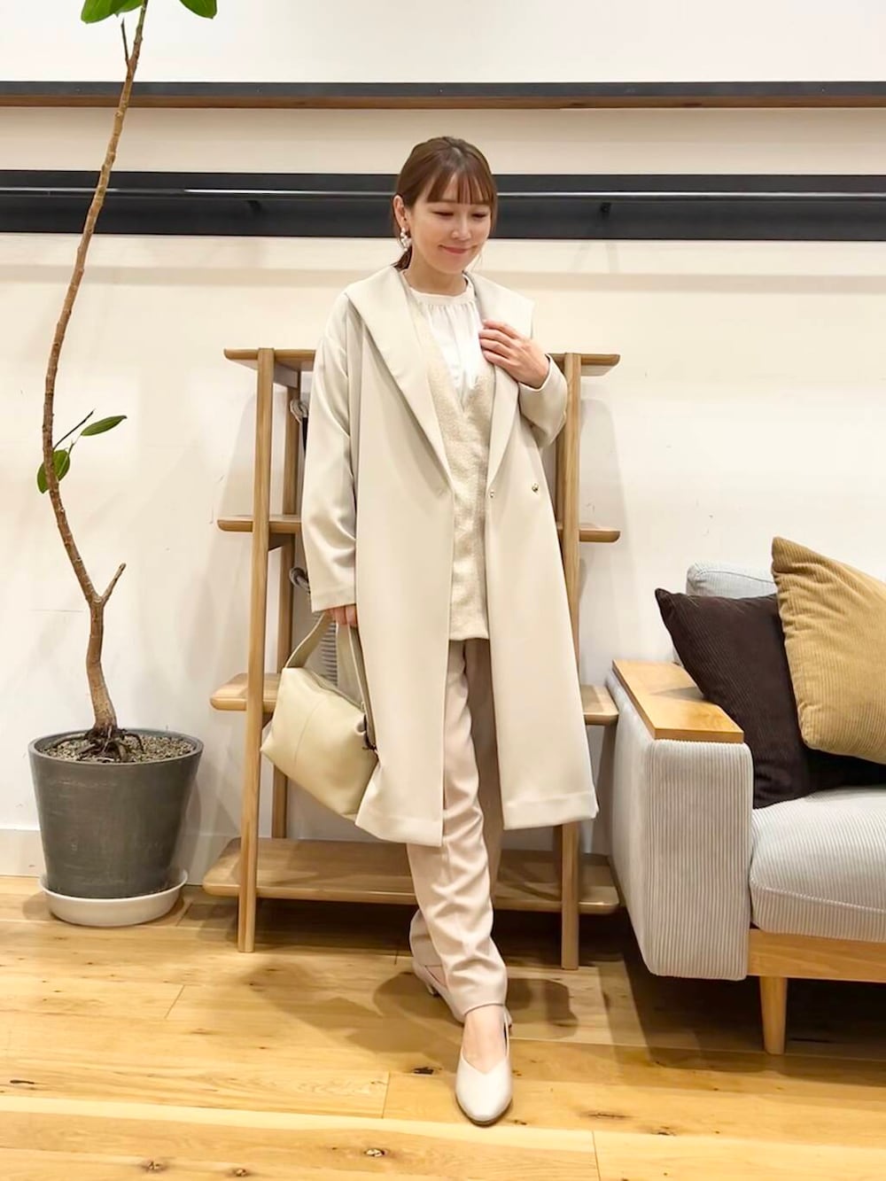 「セレモニースタイル、doors、低身長コーデ、40代、骨格ストレート、イエベ春、ストレート×イエベ春」｜「URBAN RESEARCH DOORSのペプラムトップスセットアップ（セットアップ、ベージュ系）」を使った、+++ゆき+++さん（レディース・151cm）の冬コーディネートの3枚目の写真