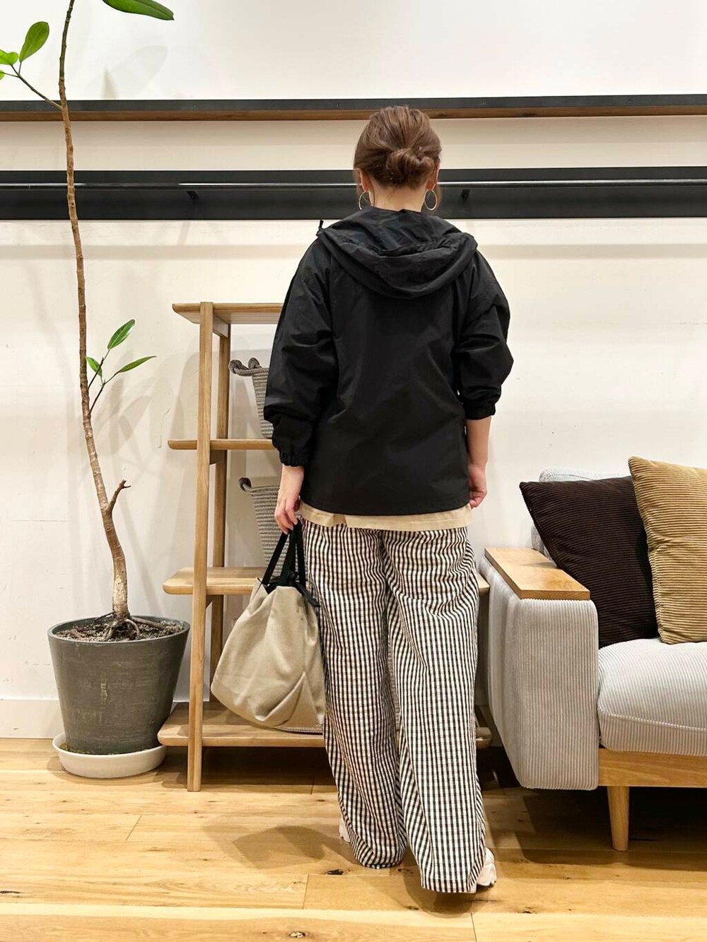 「doors、低身長コーデ、40代、春カラーコーデ、骨格ストレート、イエベ春、ストレート×イエベ春、ストレート×イエベ、春のジャケットスタイル」｜「URBAN RESEARCH DOORSのチェックギャザーイージーパンツ（その他パンツ、ベージュ系）」を使った、+++ゆき+++さん（レディース・151cm）の春コーディネートの5枚目の写真