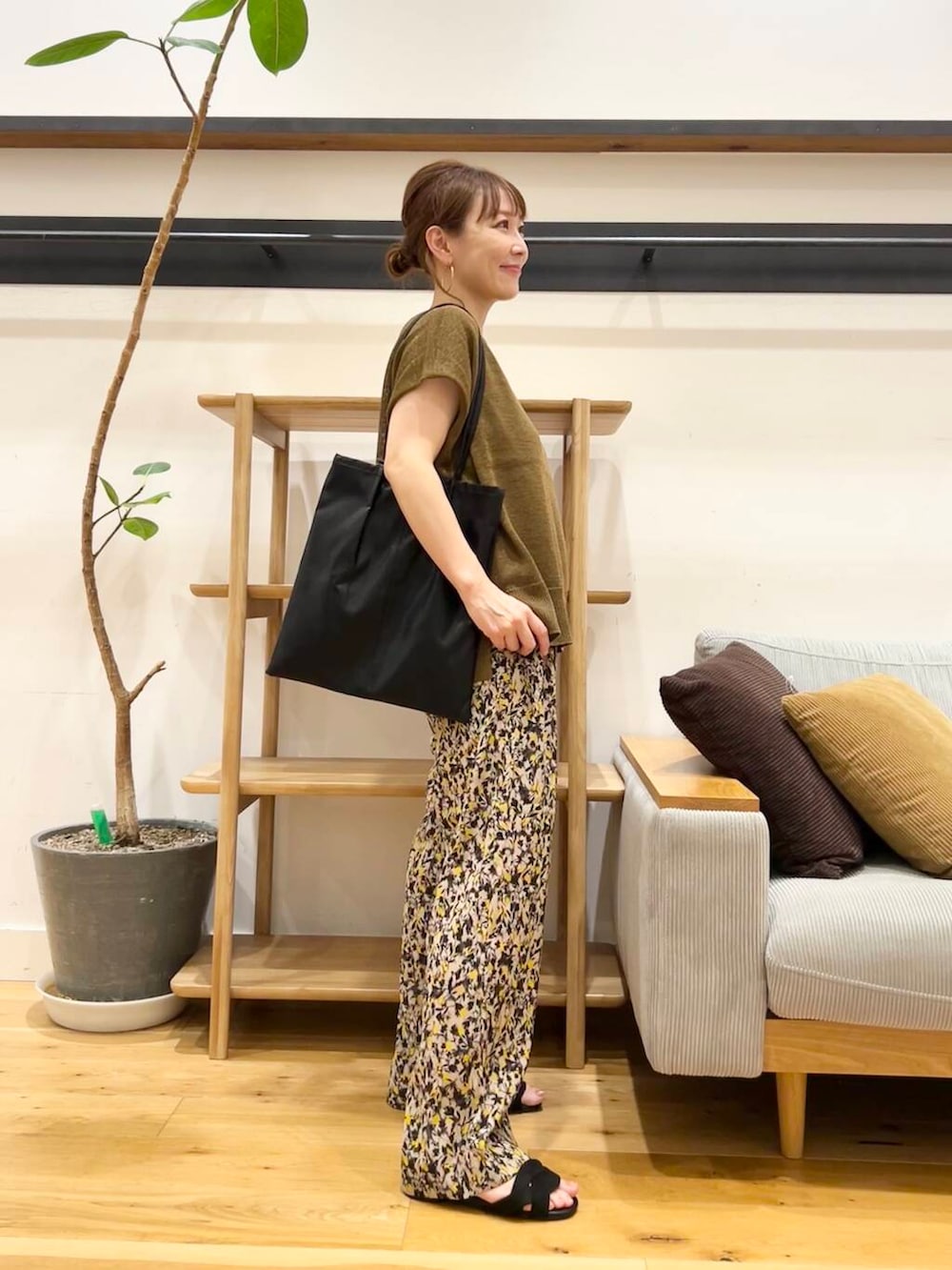「doors、低身長コーデ、40代、骨格ストレート、イエベ春、ストレート×イエベ春、ストレート×イエベ、洒落見えイージーパンツ×サンダル、私が選ぶセールアイテム25ss」|「RODE SKOのウォッシャブルコンパクトトートバッグ(トートバッグ、ブラック系)」を使った、+++ゆき+++さん(レディース・151cm)の夏コーディネートの5枚目の写真