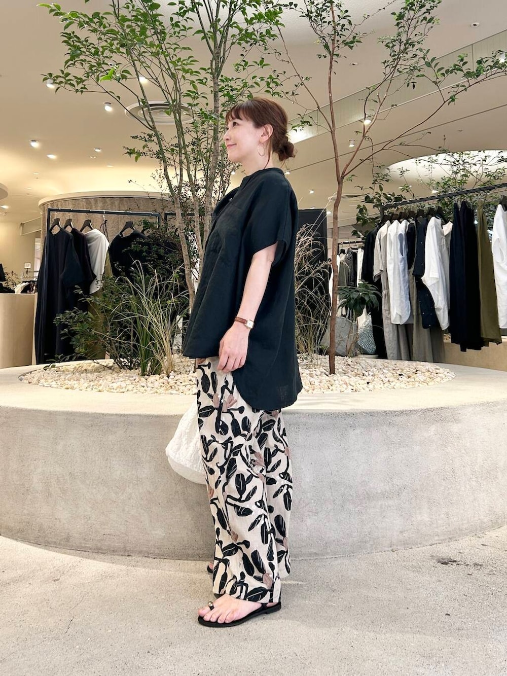「doors、低身長コーデ、40代、骨格ストレート、イエベ春、ストレート×イエベ春、ストレート×イエベ、リネン着こなし術、夏の涼しげパンツコーデ」｜「かぐれのコットンリネンプリントイージーパンツ（その他パンツ、ベージュ系）」を使った、+++ゆき+++さん（レディース・151cm）の夏コーディネートの4枚目の写真
