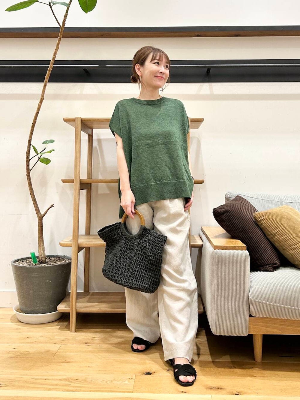 「doors、低身長コーデ、40代、骨格ストレート、イエベ春、ストレート×イエベ春、ストレート×イエベ、リネン着こなし術、私が選ぶセールアイテム25ss」|「RODE SKOのウッドハンドルペーパーバッグ(トートバッグ、ブラック系)」を使った、+++ゆき+++さん(レディース・151cm)の夏コーディネートの4枚目の写真