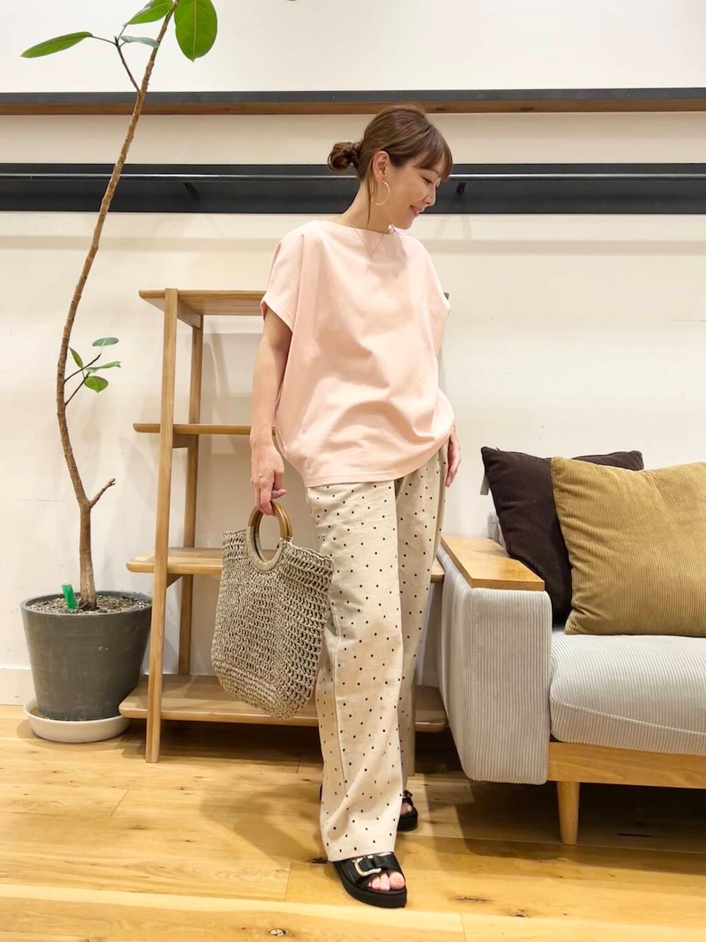 「doors、低身長コーデ、40代、骨格ストレート、イエベ春、ストレート×イエベ春、ストレート×イエベ、カジュアル派のtシャツコーデ、私が選ぶセールアイテム25ss」|「URBAN RESEARCH DOORSのドライコットンボートネックプルオーバー(Tシャツ/カットソー、ピンク系)」を使った、+++ゆき+++さん(レディース・151cm)の夏コーディネートの2枚目の写真
