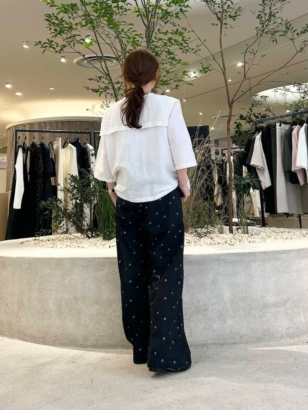「doors、低身長コーデ、40代、骨格ストレート、イエベ春、ストレート×イエベ春、ストレート×イエベ、トレンドシャツ」｜「かぐれのビッグカラー2WAYブラウス（Tシャツ/カットソー、ホワイト系）」を使った、+++ゆき+++さん（レディース・151cm）の春コーディネートの3枚目の写真