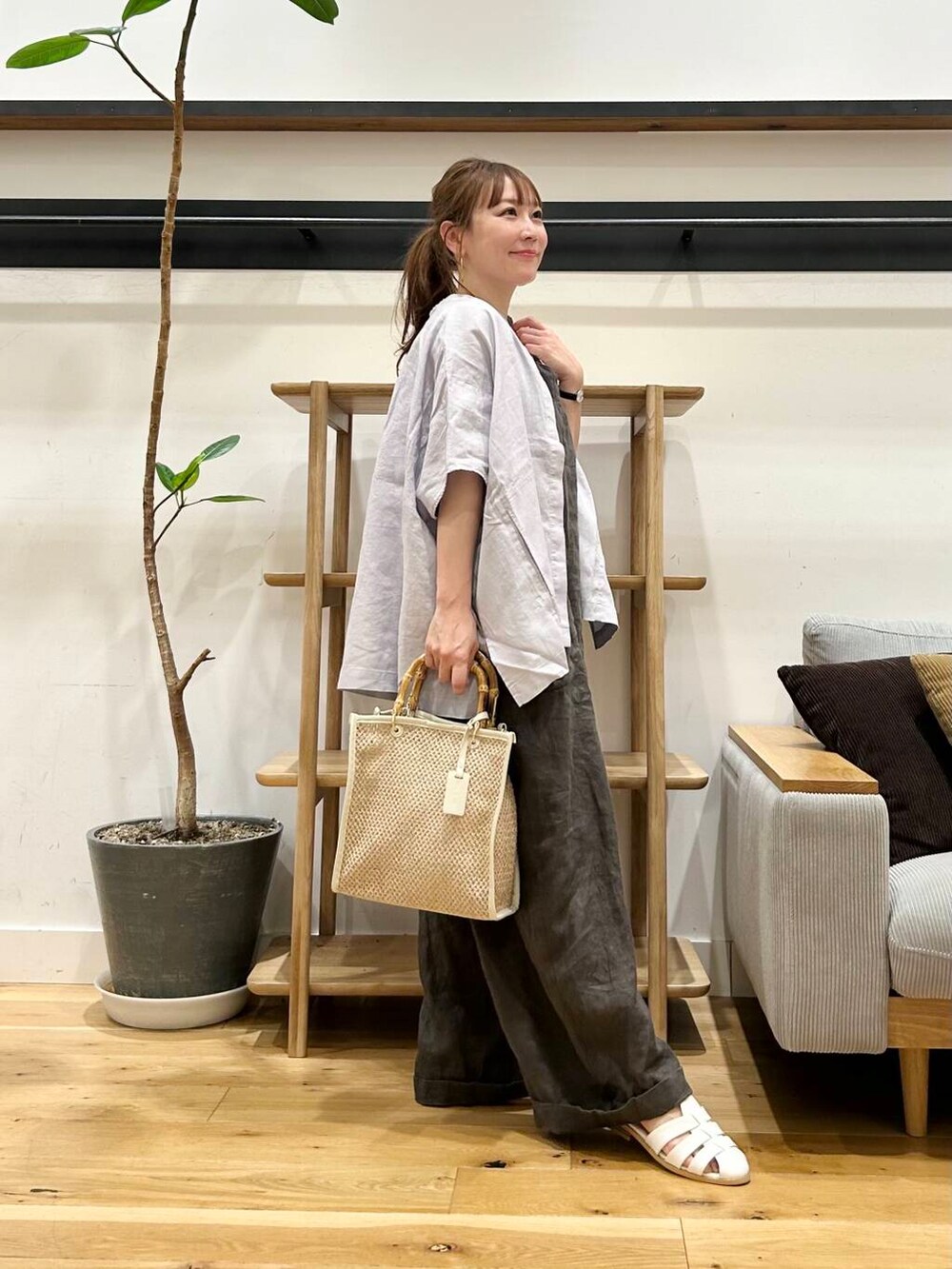 「doors、低身長コーデ、サンダルコーデ、40代、骨格ストレート、イエベ春、ストレート×イエベ春、ストレート×イエベ」｜「URBAN RESEARCH DOORSのグルカサンダル（サンダル、ホワイト系）」を使った、+++ゆき+++さん（レディース・151cm）の春コーディネートの4枚目の写真