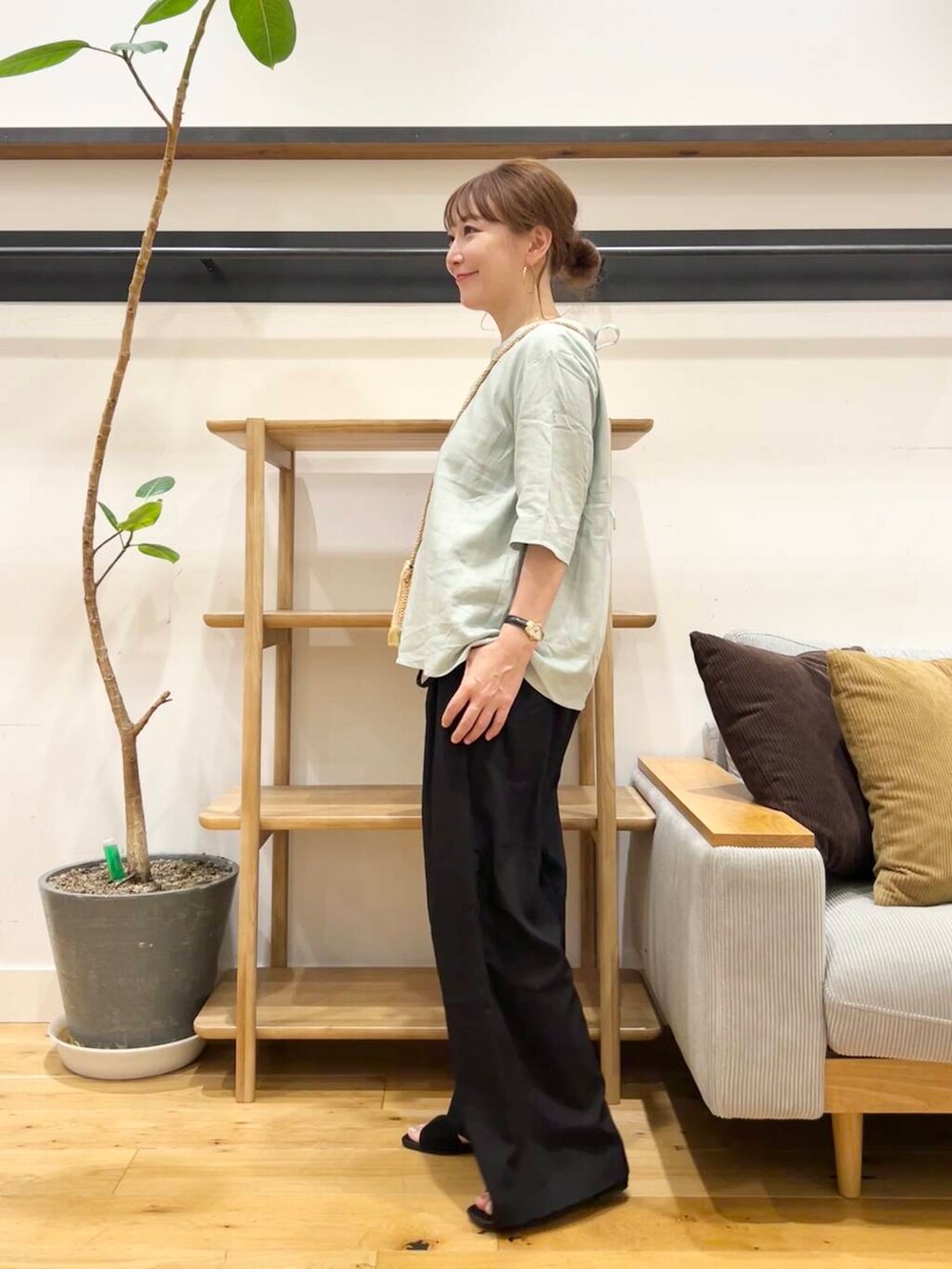 「40代、骨格ストレート、イエベ春、ストレート×イエベ春、ストレート×イエベ、リネン着こなし術、夏の涼しげパンツコーデ、洒落見えイージーパンツ×サンダル」|「URBAN RESEARCH DOORSのミニカゴショルダーバッグ(ショルダーバッグ、ベージュ系)」を使った、+++ゆき+++さん(レディース・151cm)の夏コーディネートの2枚目の写真