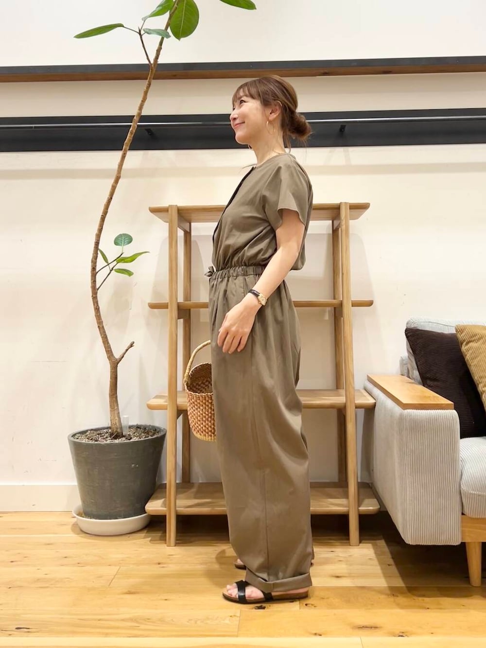 「doors、低身長コーデ、40代、骨格ストレート、イエベ春、ストレート×イエベ春、ストレート×イエベ、リネン着こなし術」｜「URBAN RESEARCH DOORSのリネンMIXコンビネゾン（サロペット/オーバーオール、ブラウン系）」を使った、+++ゆき+++さん（レディース・151cm）の夏コーディネートの2枚目の写真