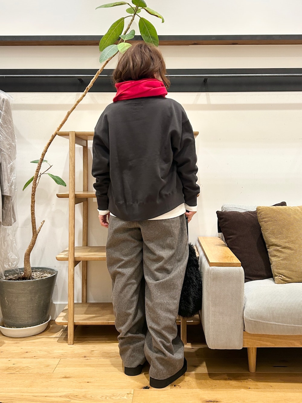 グレー系のカーディガン/ボレロ、ホワイト系のTシャツ/カットソー、グレー系のその他パンツを着用したレディースの冬コーディネートの3枚目の写真