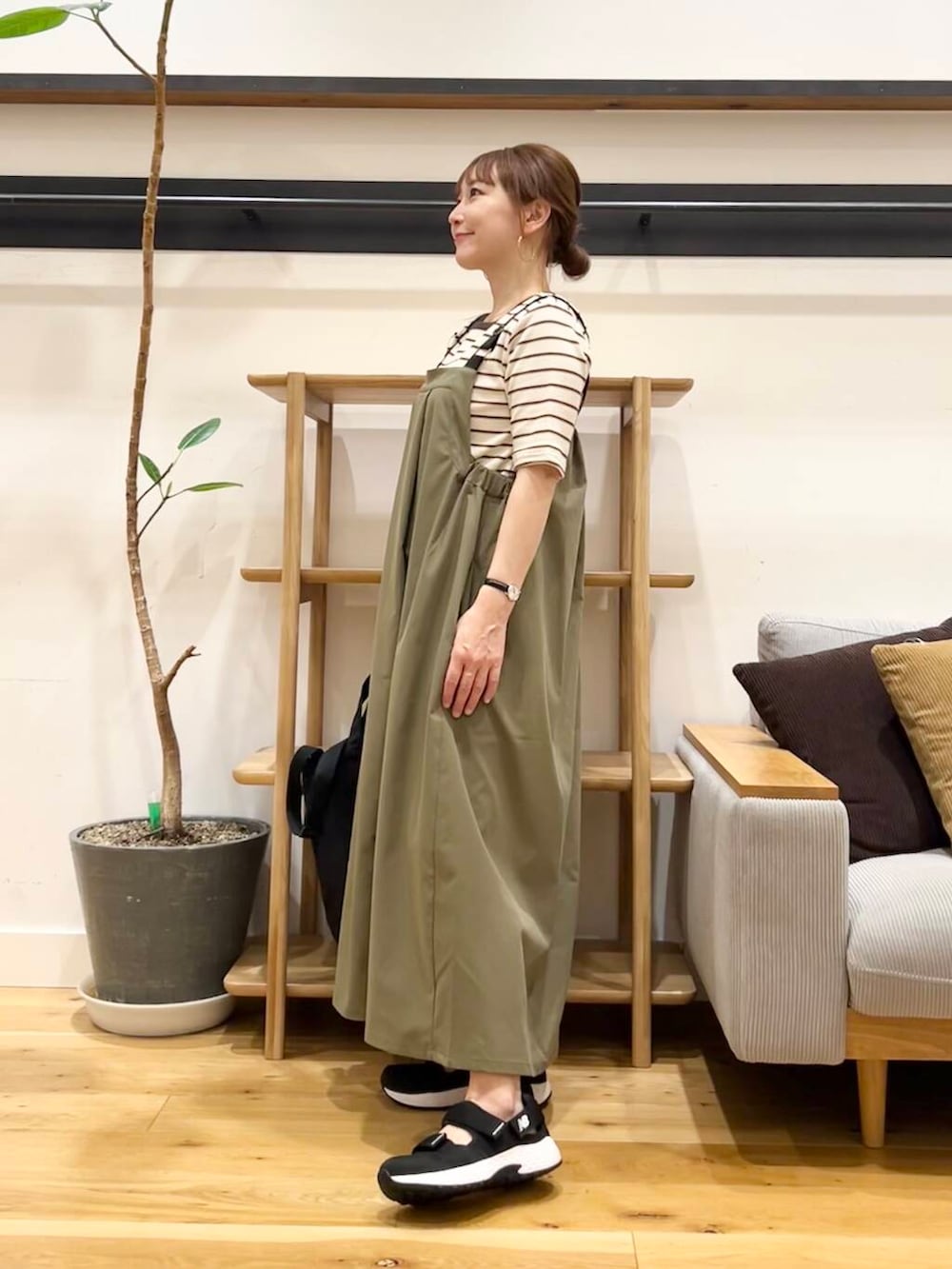 「doors、低身長コーデ、フェスコーデ、40代、骨格ストレート、イエベ春、ストレート×イエベ春、ストレート×イエベ」｜「URBAN RESEARCH DOORSの『WEB/一部店舗限定カラー』『UR TECH POLIsh POLI』ワークジャンスカ（ワンピース、グリーン系）」を使った、+++ゆき+++さん（レディース・151cm）の春コーディネートの5枚目の写真