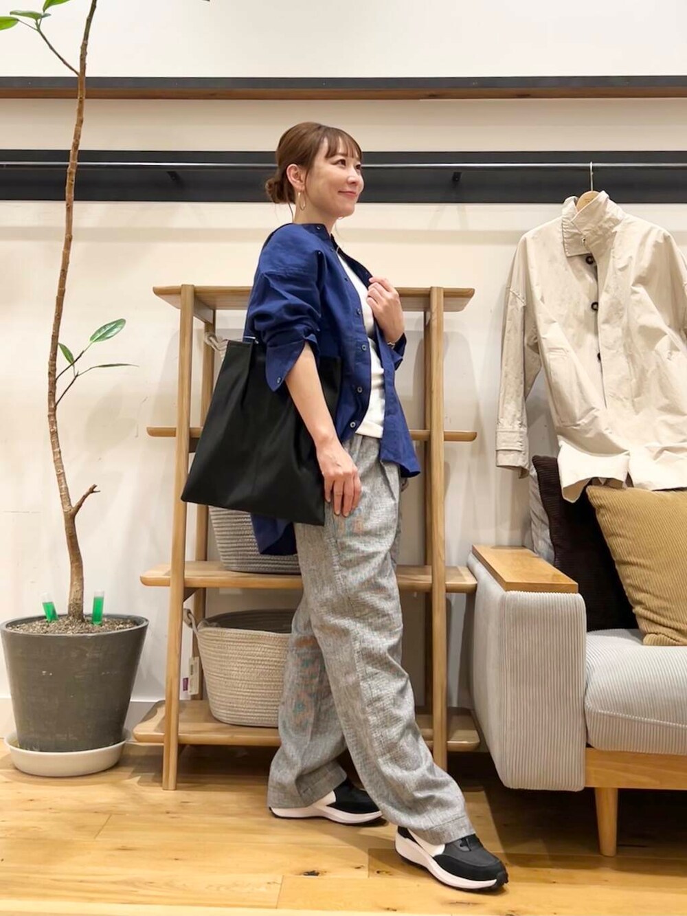 「doors、低身長コーデ、40代、骨格ストレート、イエベ春、ストレート×イエベ春、ストレート×イエベ、シャツが主役の春コーデ」｜「URBAN RESEARCH DOORSのスタンドカラーミドルコート（その他アウター、ベージュ系）」を使った、+++ゆき+++さん（レディース・151cm）の春コーディネートの2枚目の写真