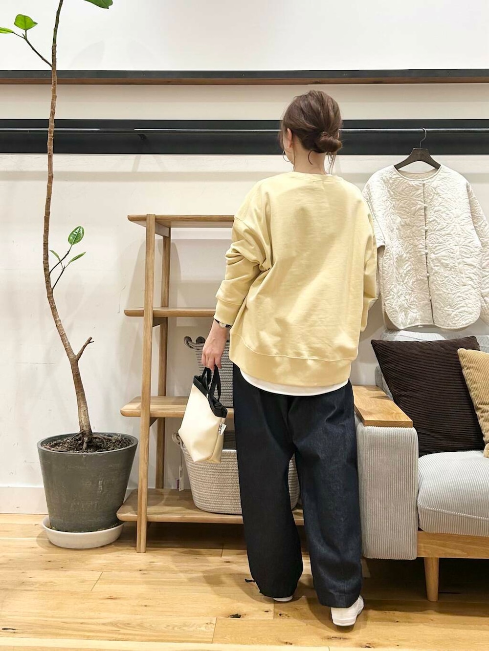 「doors、低身長コーデ、40代、春カラーコーデ、骨格ストレート、イエベ春、ストレート×イエベ春、ストレート×イエベ」｜「URBAN RESEARCH DOORSのUSAコットンラウンドヘムカットソー（Tシャツ/カットソー、ホワイト系）」を使った、+++ゆき+++さん（レディース・151cm）の春コーディネートの3枚目の写真