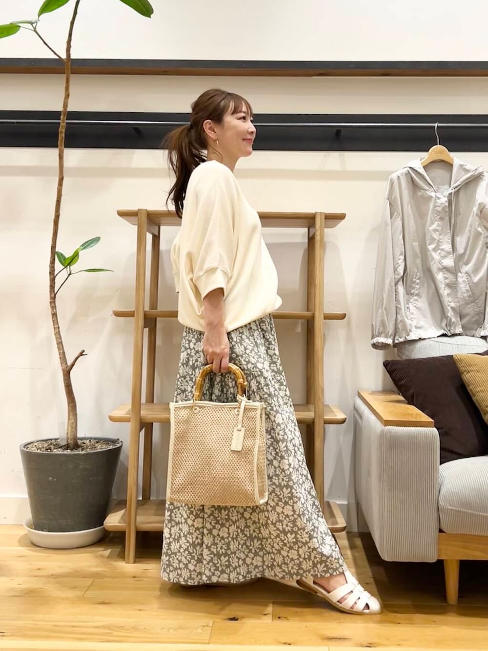 「doors、低身長コーデ、40代、骨格ストレート、イエベ春、ストレート×イエベ春、ストレート×イエベ、初夏アウター」|「URBAN RESEARCH DOORSのタックフライスワイドTシャツ(Tシャツ/カットソー、ベージュ系)」を使った、+++ゆき+++さん(レディース・151cm)の春コーディネートの4枚目の写真