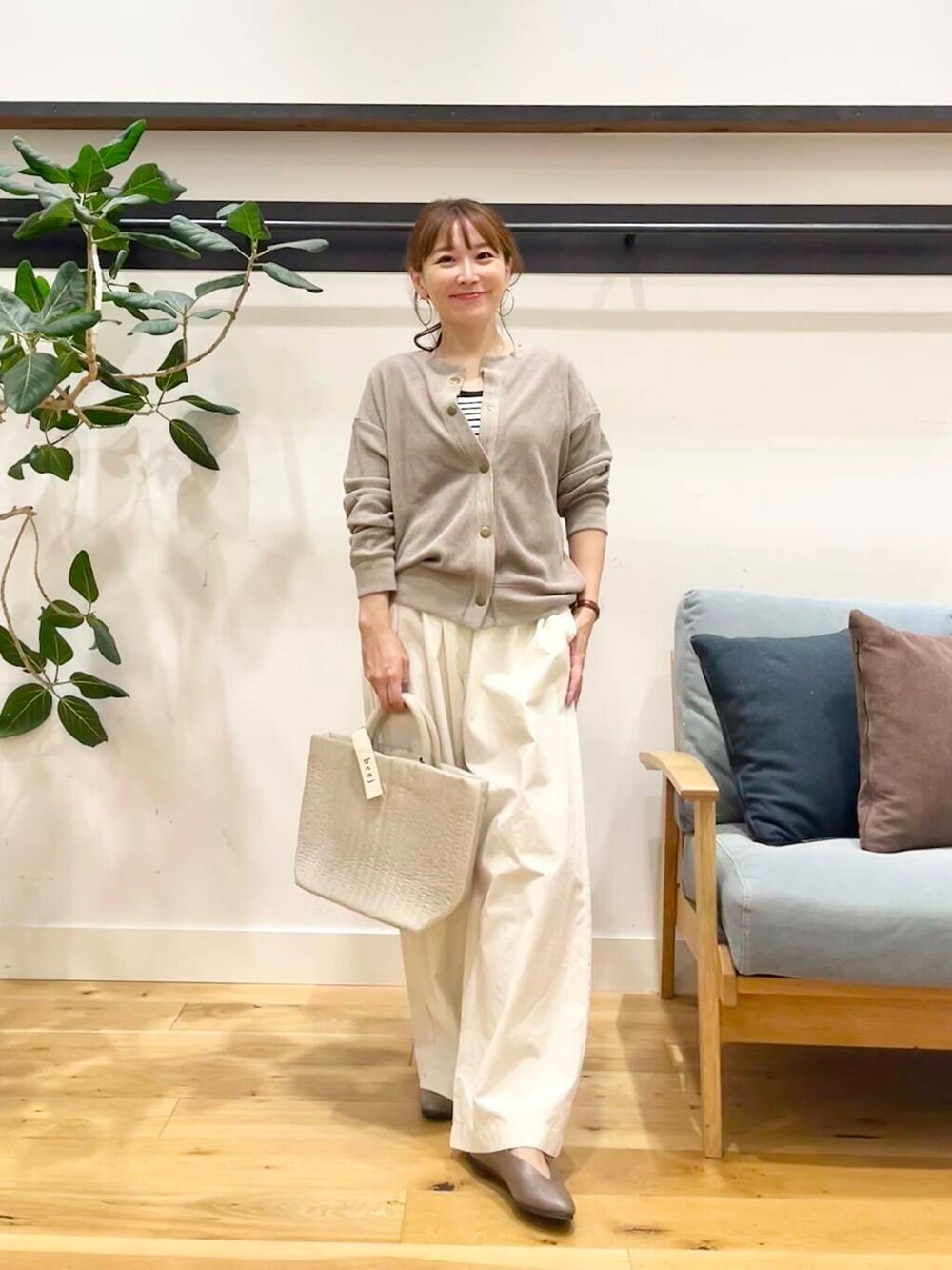 ホワイト系のタンクトップ、ベージュ系のパンプス、グレー系のカーディガン/ボレロを着用したレディースの夏コーディネートの2枚目の写真