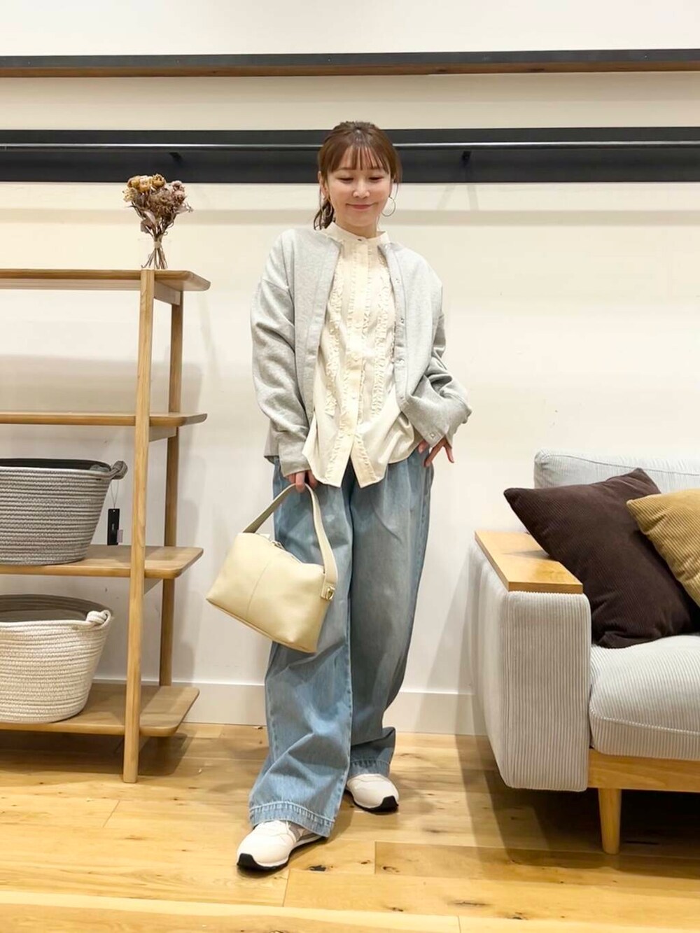 ホワイト系のシャツ/ブラウス、ブルー系のデニムパンツ、グレー系のカーディガン/ボレロを着用したレディースの冬コーディネートの5枚目の写真